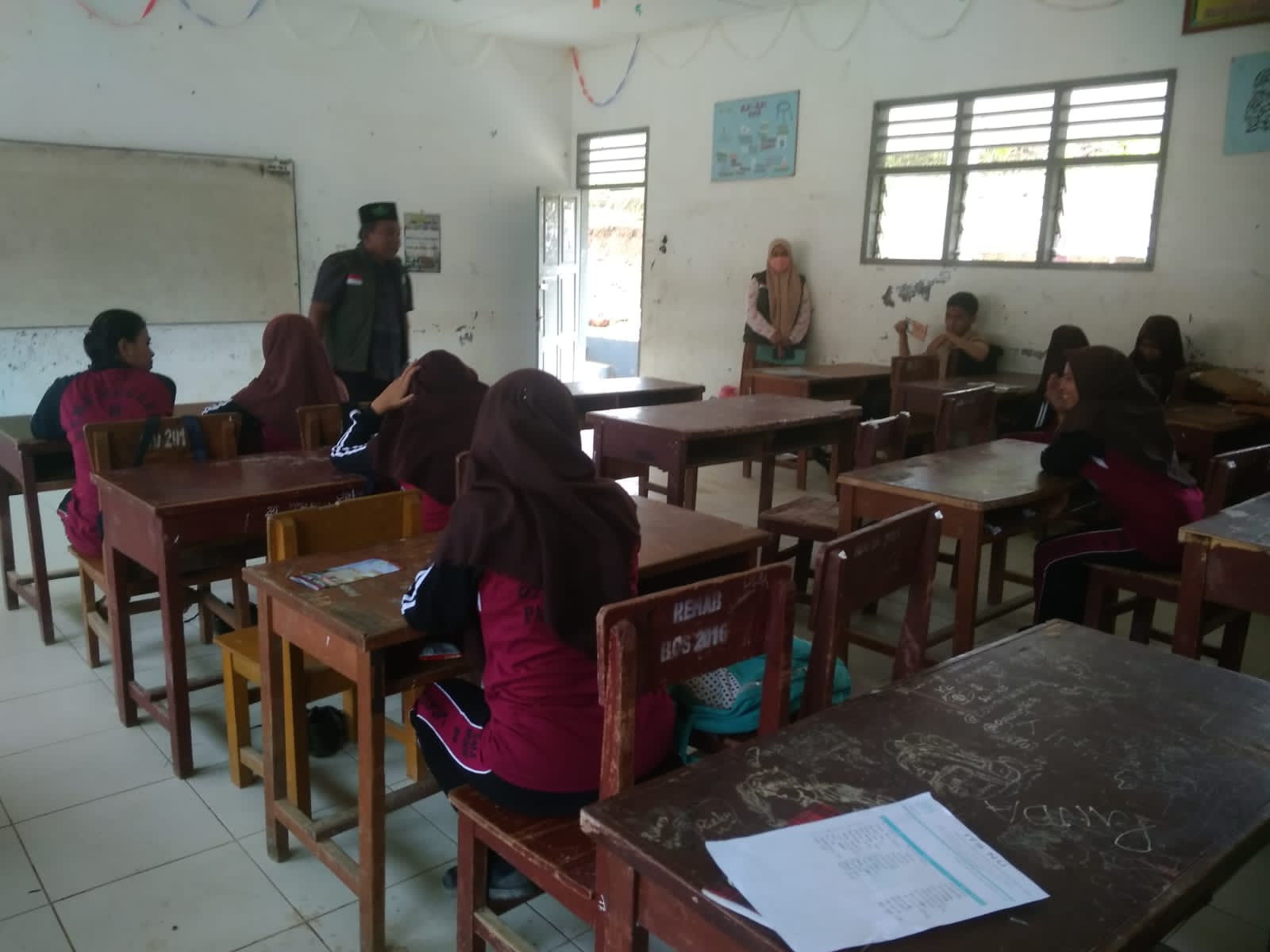 Ketua NU Care Lazisnu, Ustadz Zulpan Harahap, S.S. M.Pd.M.Kom saat menyampaikan materi sosialisasi ITS NU Padangsidimpuan kepada para siswa kurang mampu sekaligus penyerahan santunan pendidikan di SMA N 8 Padangsidimpuan, Kamis (17/03/2022).