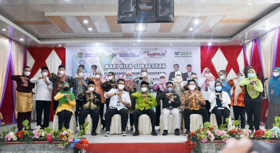 Bupati Sergai Darma Wijaya (depan tengah) hadiri kegiatan Pemutakhiran Kerangka Geospasial dan Muatan Wilayah Kerja Statistik Sensus Pertanian tahun 2023 Kabupaten Sergai.