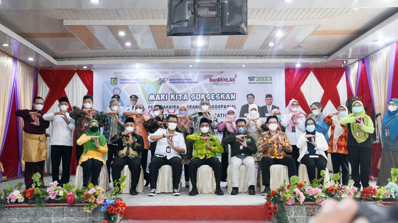 Bupati Sergai Darma Wijaya (depan tengah) hadiri kegiatan Pemutakhiran Kerangka Geospasial dan Muatan Wilayah Kerja Statistik Sensus Pertanian tahun 2023 Kabupaten Sergai.