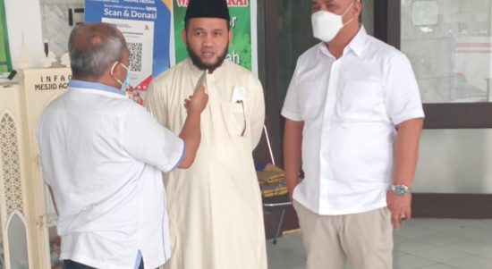 Senator RI asal Sumut Dr H Dedi Iskandar saat diwawancarai wartawan didampingi salah seorang tokoh pemuda Sofian Yahya yang juga Pengurus KONI Sumut