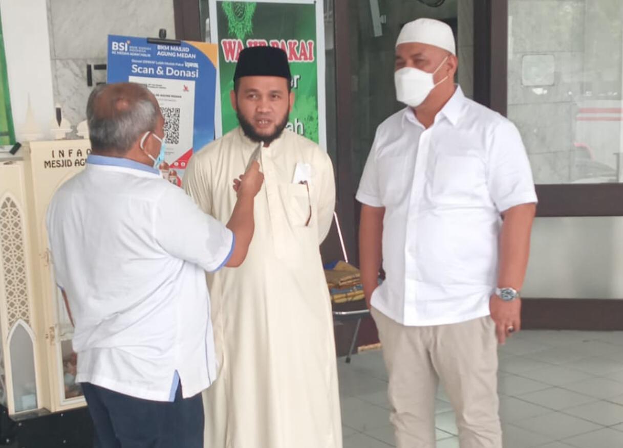 Senator RI asal Sumut Dr H Dedi Iskandar saat diwawancarai wartawan didampingi salah seorang tokoh pemuda Sofian Yahya yang juga Pengurus KONI Sumut