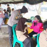 Kapolres Padangsidimpuan AKBP Juliani Prihartini tampak menghampiri peserta vaksinasi dari kalangan usia pelajar.