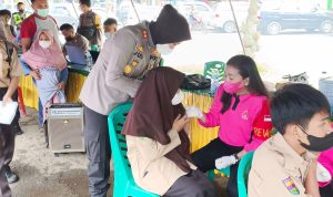 Kapolres Padangsidimpuan AKBP Juliani Prihartini tampak menghampiri peserta vaksinasi dari kalangan usia pelajar.