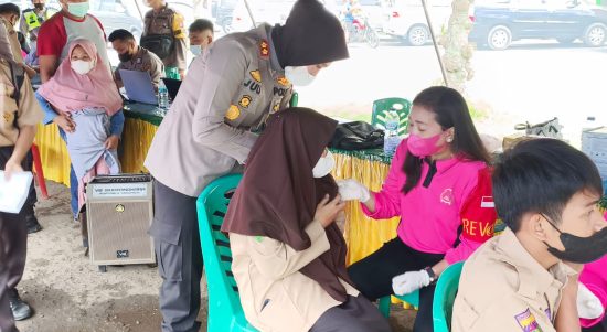 Kapolres Padangsidimpuan AKBP Juliani Prihartini tampak menghampiri peserta vaksinasi dari kalangan usia pelajar.