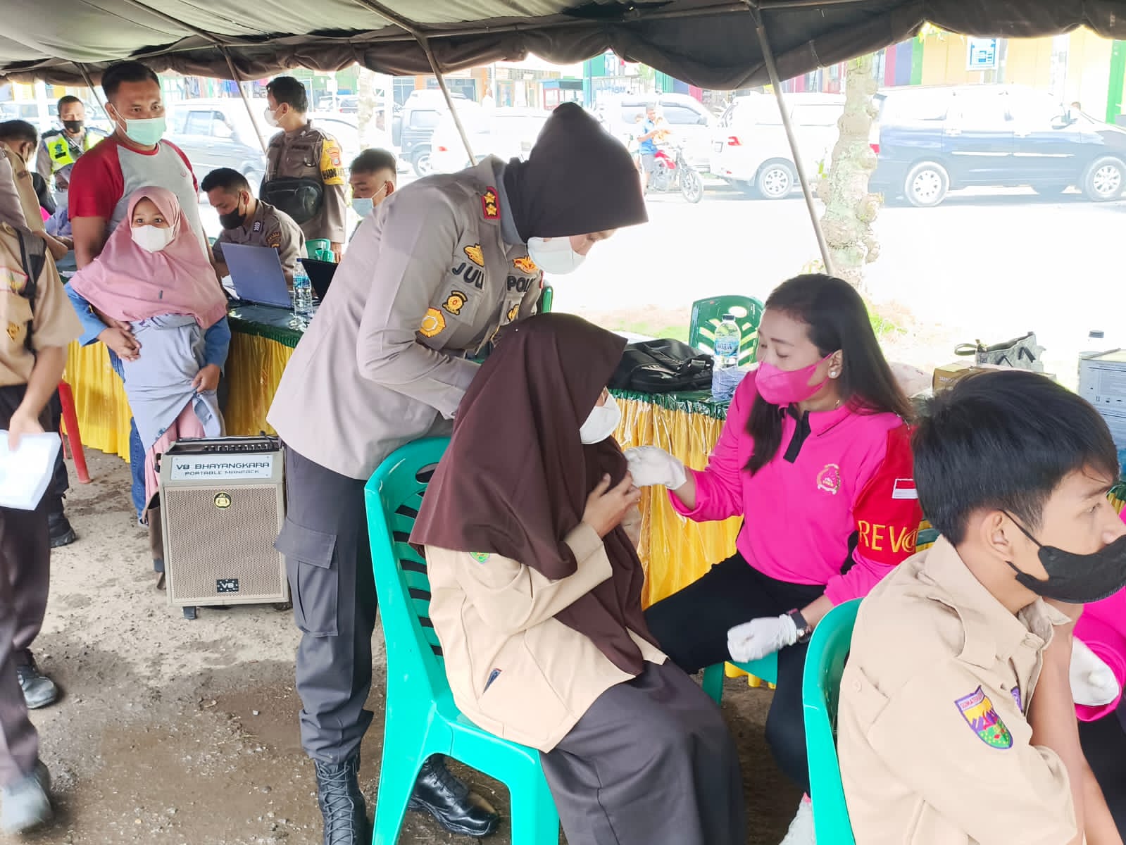Kapolres Padangsidimpuan AKBP Juliani Prihartini tampak menghampiri peserta vaksinasi dari kalangan usia pelajar.