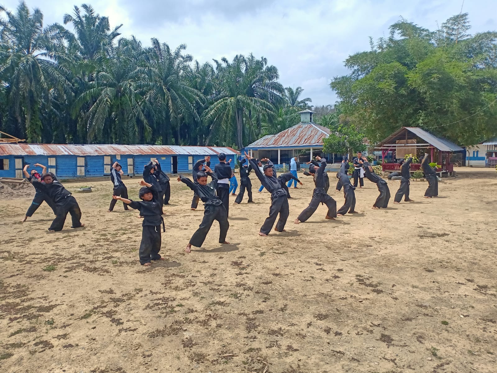 Dua rayon atlet Pencak silat sedang melakukan latihan gabungan PSHT , Yaitu Rayon SMK Negeri 1 Palas dan rayon Pesantren Al ansor Desa Batangbulu kec. Barsel