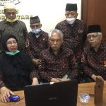 Sejumlah fungsionaris DHD 45 Sumut tekun mengikuti via daring orasi politik Jenderal TNI Purn H Try Sutrisno dari Gedung Juang 45 Sumut di Jalan Pemuda Medan
