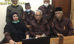Sejumlah fungsionaris DHD 45 Sumut tekun mengikuti via daring orasi politik Jenderal TNI Purn H Try Sutrisno dari Gedung Juang 45 Sumut di Jalan Pemuda Medan