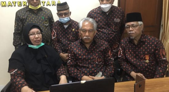 Sejumlah fungsionaris DHD 45 Sumut tekun mengikuti via daring orasi politik Jenderal TNI Purn H Try Sutrisno dari Gedung Juang 45 Sumut di Jalan Pemuda Medan