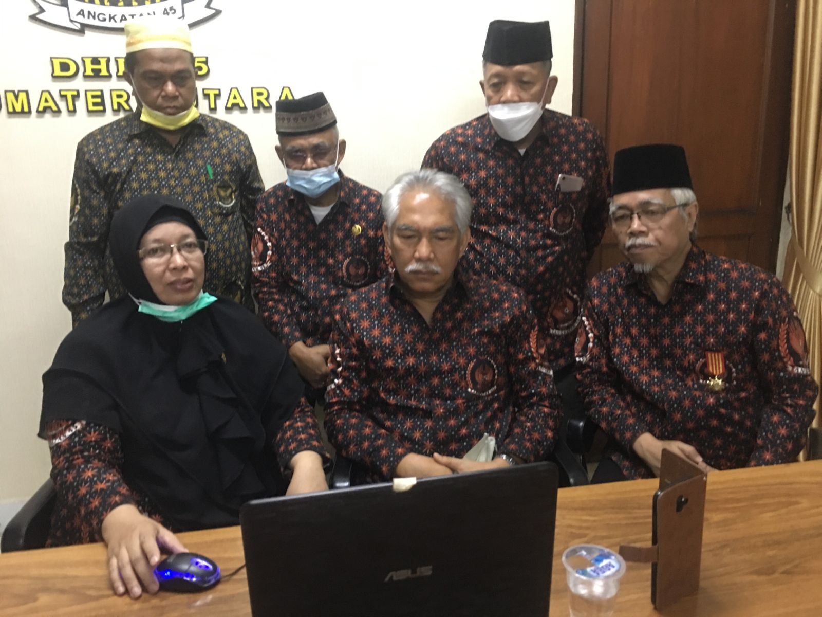 Sejumlah fungsionaris DHD 45 Sumut tekun mengikuti via daring orasi politik Jenderal TNI Purn H Try Sutrisno dari Gedung Juang 45 Sumut di Jalan Pemuda Medan