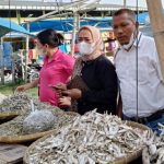 Kadis Kominfo Akmal Koto kunjungi Pasar Rakyat Sei Rampah ( Photo: AR.Manik/Mitanews.co.id ).