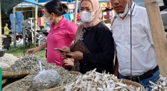 Kadis Kominfo Akmal Koto kunjungi Pasar Rakyat Sei Rampah ( Photo: AR.Manik/Mitanews.co.id ).