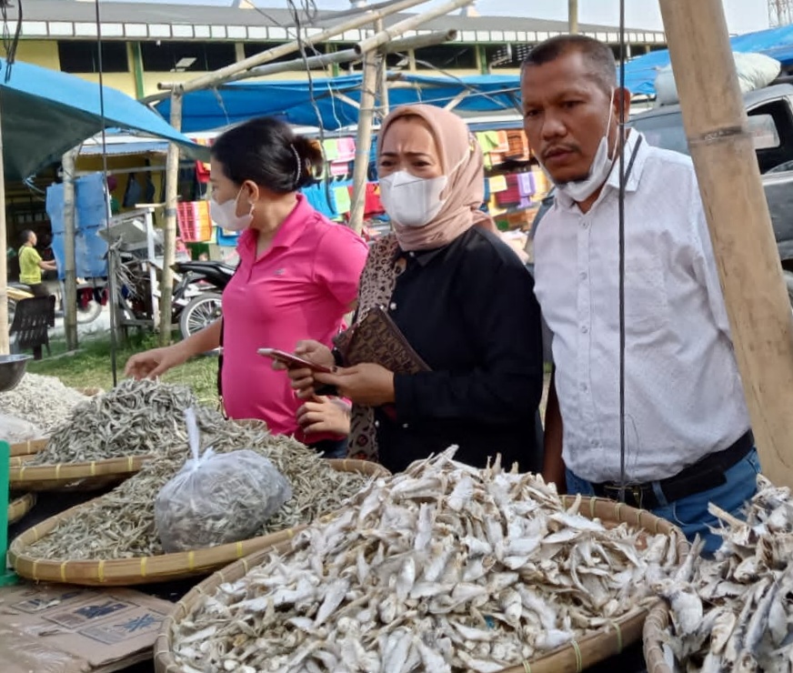 Kadis Kominfo Akmal Koto kunjungi Pasar Rakyat Sei Rampah ( Photo: AR.Manik/Mitanews.co.id ).