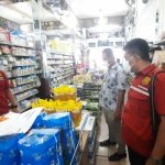 Personel Polres Padangsidimpuan mendatangi satu persatu swalayan/ toko guna mengecek ketersedian minyak goreng.