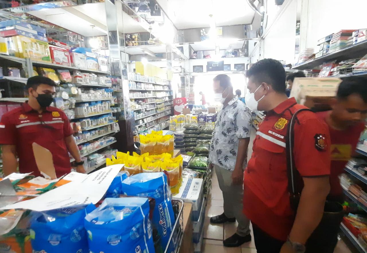 Personel Polres Padangsidimpuan mendatangi satu persatu swalayan/ toko guna mengecek ketersedian minyak goreng.