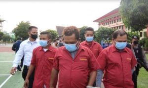 Empat tersangka pelaku penganiayaan wartawan Madina yakni AL, ST, EM dan RI alias Zuki.