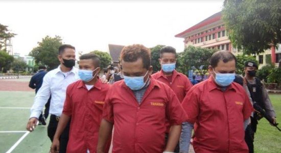 Empat tersangka pelaku penganiayaan wartawan Madina yakni AL, ST, EM dan RI alias Zuki.