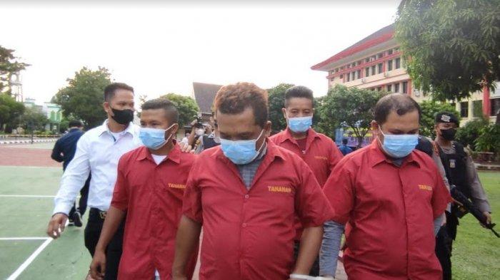 Empat tersangka pelaku penganiayaan wartawan Madina yakni AL, ST, EM dan RI alias Zuki.