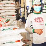 Salah satu petani Desa BSI ketika menunjukkan beras yang merupakan hasil dari pendampingan dengan BSI