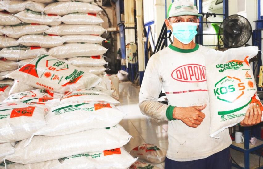Salah satu petani Desa BSI ketika menunjukkan beras yang merupakan hasil dari pendampingan dengan BSI