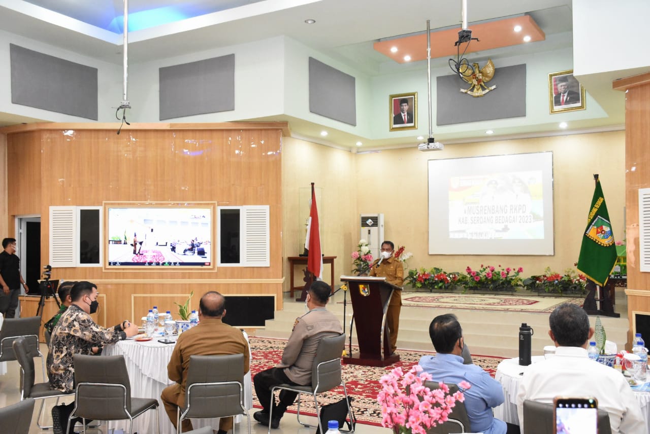 Bupati Sergai memberikan arahan dalam Musrenbang RKPD di Aula Sultan Serdang, Kompleks Kantor Bupati Sergai, Sei Rampah, Selasa (22/3/2022).