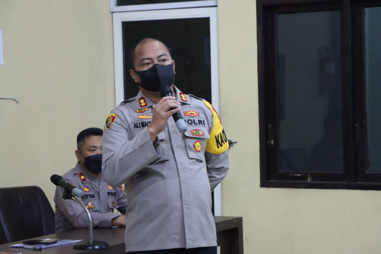 Kapolres Sergai AKBP Ali Machfud memberikan arahan terkait pengamanan Pilkades serentak.
