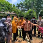 Sekdis Pendidikan Sergai,Agus Salim Berutu melakukan peletakan batu pertama pembangunan Mushalla Fathul Ilmi SMP Negeri 1 Bintang Bayu.