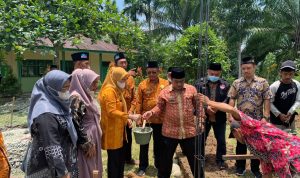Sekdis Pendidikan Sergai,Agus Salim Berutu melakukan peletakan batu pertama pembangunan Mushalla Fathul Ilmi SMP Negeri 1 Bintang Bayu.