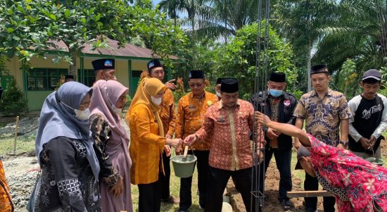 Sekdis Pendidikan Sergai,Agus Salim Berutu melakukan peletakan batu pertama pembangunan Mushalla Fathul Ilmi SMP Negeri 1 Bintang Bayu.
