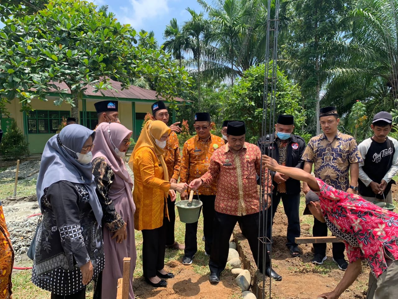 Sekdis Pendidikan Sergai,Agus Salim Berutu melakukan peletakan batu pertama pembangunan Mushalla Fathul Ilmi SMP Negeri 1 Bintang Bayu.