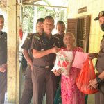 Kajari Samosir Andi Andikawira Putera, SH, MH (kanan) memberikan memberikan sembako kepada nenek Gandaria sekaligus menyampaikan bahwa perkara yang menimpanya dihentikan melalui keadilan Restorative (RJ).