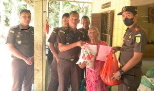 Kajari Samosir Andi Andikawira Putera, SH, MH (kanan) memberikan memberikan sembako kepada nenek Gandaria sekaligus menyampaikan bahwa perkara yang menimpanya dihentikan melalui keadilan Restorative (RJ).
