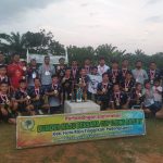 Manager Bumdes Maju Bersama Ujung Batu IV Hutaraja Tinggi,Ujang Syaifuddin menyerahkan tropi dan uang pemmbinaan kepada juara 1 Kompetisi sepakbola Bumdes Maju Bersama. M.Mulia Siregar.