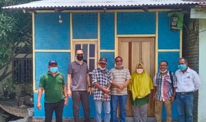 Direktur Sahabat Semua Sumut Nahwan S.Ag (tengah) didampingi Ketua PWI Sergai Edi Saputra (dua dari kanan) saat serah terima bantuan bedah rumah dari Sahabat Semua yang fasilitasi PWI Sergai.