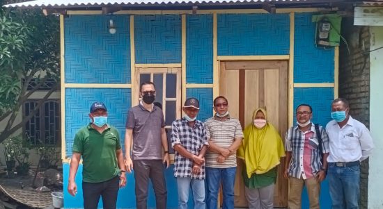 Direktur Sahabat Semua Sumut Nahwan S.Ag (tengah) didampingi Ketua PWI Sergai Edi Saputra (dua dari kanan) saat serah terima bantuan bedah rumah dari Sahabat Semua yang fasilitasi PWI Sergai.