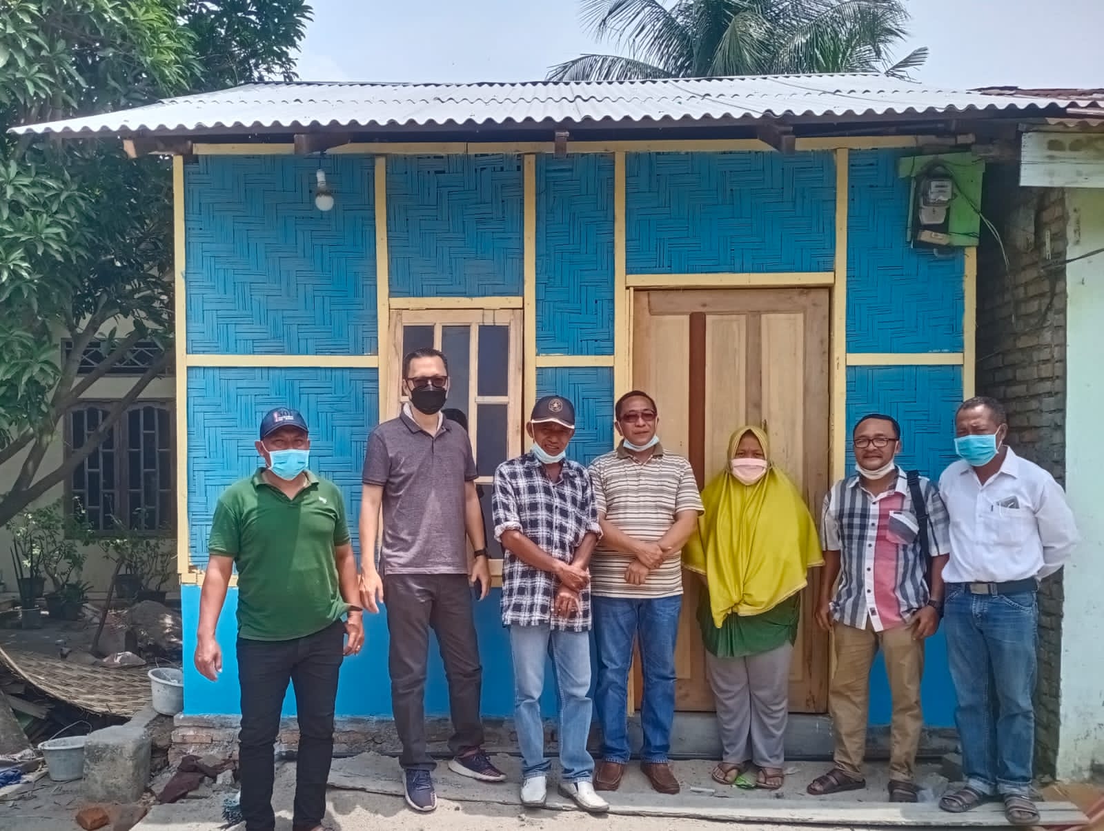 Direktur Sahabat Semua Sumut Nahwan S.Ag (tengah) didampingi Ketua PWI Sergai Edi Saputra (dua dari kanan) saat serah terima bantuan bedah rumah dari Sahabat Semua yang fasilitasi PWI Sergai.