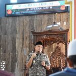 Wabup Sergai H. M. Adlin Tambunan memberikan sambutan isai menunaikan ibadah Sholat Jumat yang perdana digelar di Masjid Al-Ikhlas, Jalan Deli Perbaungan, Jumat (25/3/2022). 
