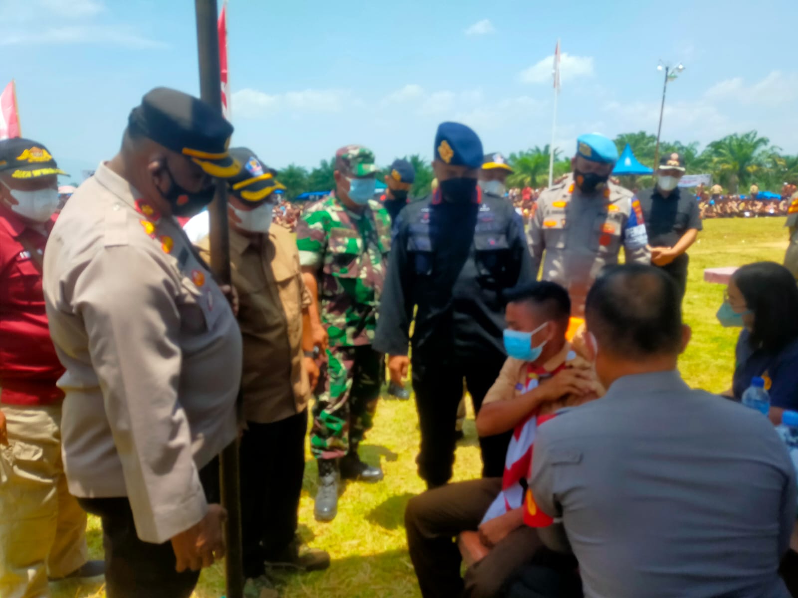 Dansat Brimob Polda Sumut,Kombes.Pol.Chrustiyanto Goeutomo.SIK.SH.MH bersama Plt Bupati dan Wakapolres Palas. memantua pelaksanaan vaksinasi anggota pramuka di bumi perkemahan Tor Sipiramanuk Kecamatan Lubuk Barumun.