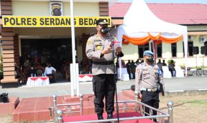 Kapolres Sergai AKBP Ali Machfud memimpin apel gelar pasukan OPS Mantap Huta Toba 2022 dalam rangka pengamanan Pilkades tahun 2022 di Wilayah hukum Polres Serdang Bedagai bertempat di Halaman Mapolres di Sei Rampah, Rabu (30/3/2022).