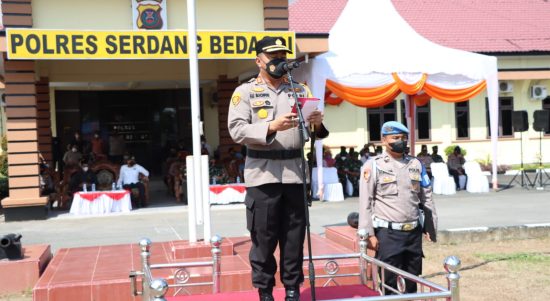 Kapolres Sergai AKBP Ali Machfud memimpin apel gelar pasukan OPS Mantap Huta Toba 2022 dalam rangka pengamanan Pilkades tahun 2022 di Wilayah hukum Polres Serdang Bedagai bertempat di Halaman Mapolres di Sei Rampah, Rabu (30/3/2022).