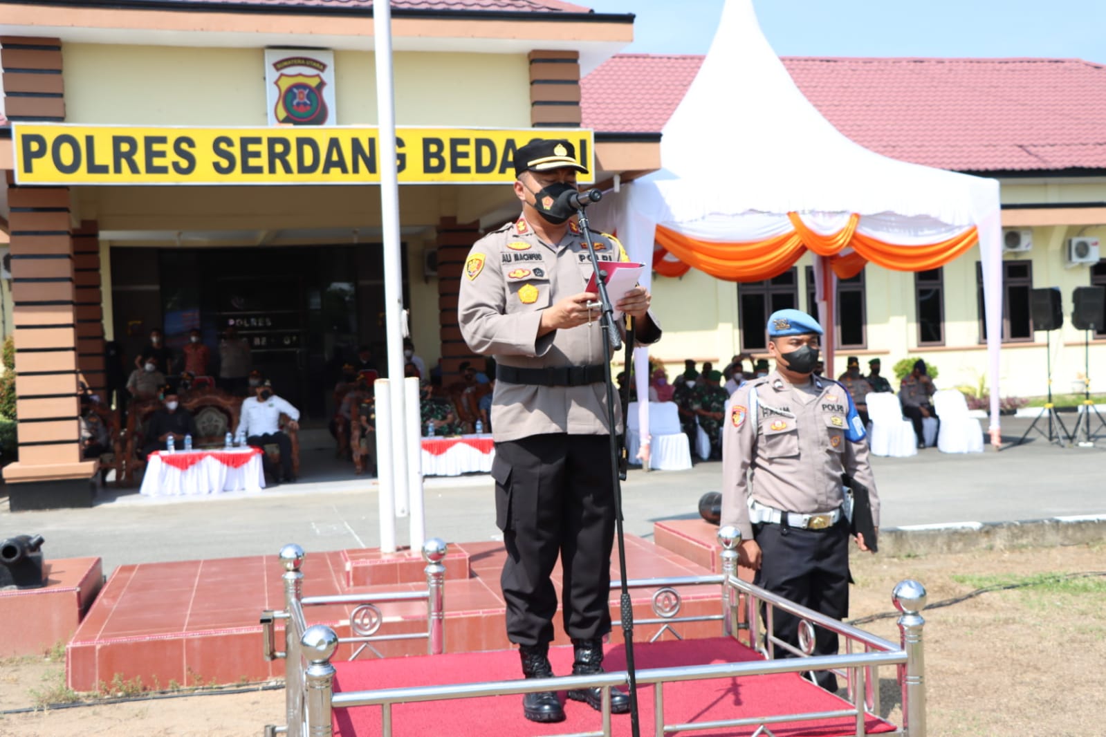Kapolres Sergai AKBP Ali Machfud memimpin apel gelar pasukan OPS Mantap Huta Toba 2022 dalam rangka pengamanan Pilkades tahun 2022 di Wilayah hukum Polres Serdang Bedagai bertempat di Halaman Mapolres di Sei Rampah, Rabu (30/3/2022).