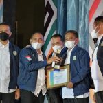 Gubsu Edi Rahmayadi menyerahkan penghargaan kepada Bupati Sergai Darma Wijaya di perhelatan Musrenbang RKPD.