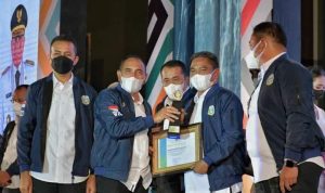 Gubsu Edi Rahmayadi menyerahkan penghargaan kepada Bupati Sergai Darma Wijaya di perhelatan Musrenbang RKPD.