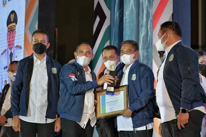 Gubsu Edi Rahmayadi menyerahkan penghargaan kepada Bupati Sergai Darma Wijaya di perhelatan Musrenbang RKPD.