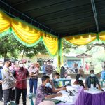 Bupati Sergai Darma Wijaya meninjau pelaksanaan Pilkades Serentak disalah satu TPS