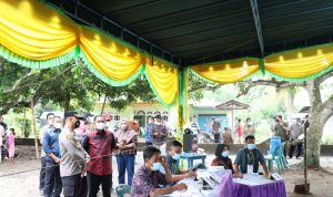 Bupati Sergai Darma Wijaya meninjau pelaksanaan Pilkades Serentak disalah satu TPS