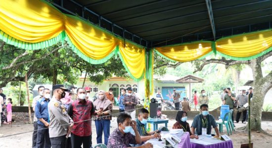 Bupati Sergai Darma Wijaya meninjau pelaksanaan Pilkades Serentak disalah satu TPS