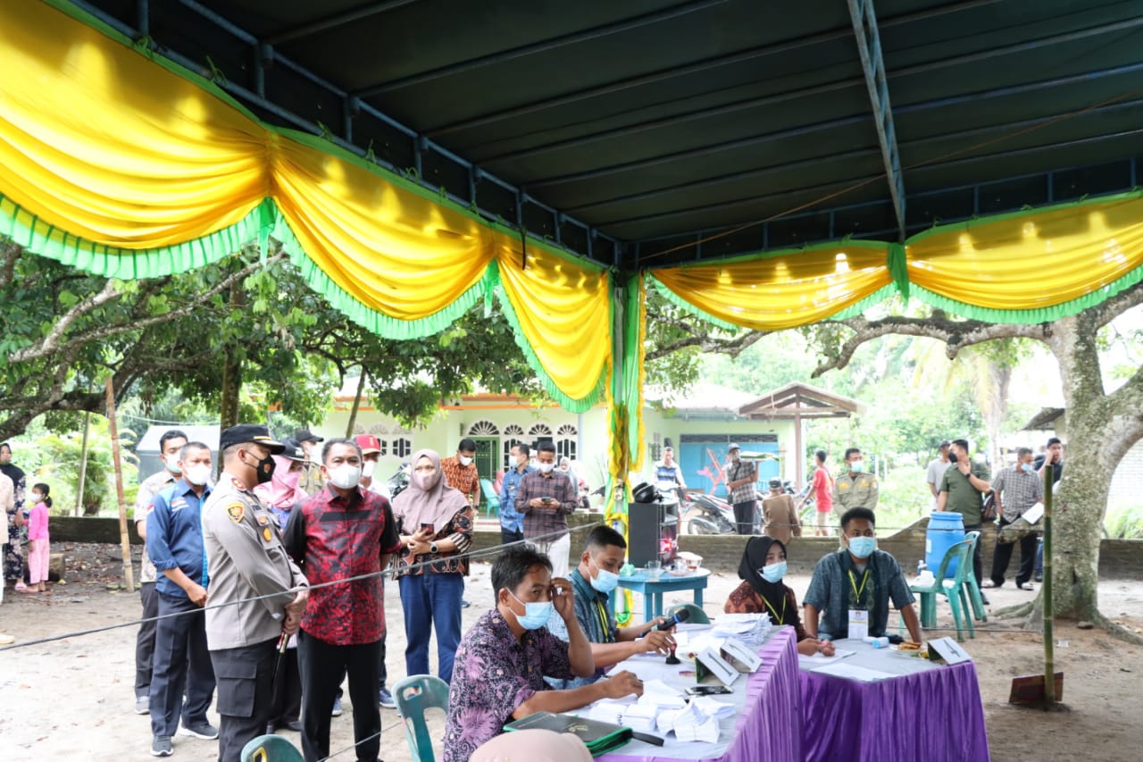 Bupati Sergai Darma Wijaya meninjau pelaksanaan Pilkades Serentak disalah satu TPS