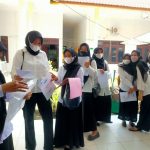 Sekitar tiga ratusan CPNS yang akan menerima SK CPNS diwajibakan menyerahkan kartu bukti vaksin peduli lindung dosis1,2 dan 3 kepihak BKPSDM Kabupaten Palas.