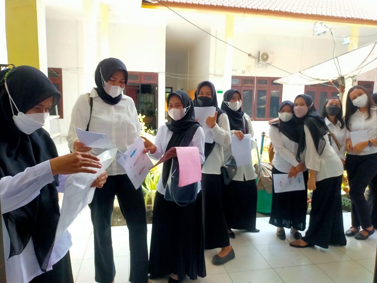 Sekitar tiga ratusan CPNS yang akan menerima SK CPNS diwajibakan menyerahkan kartu bukti vaksin peduli lindung dosis1,2 dan 3 kepihak BKPSDM Kabupaten Palas.